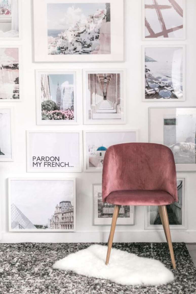 46. Painel de fotos para quarto combinando com a poltrona &ndash; Por: Pinterest