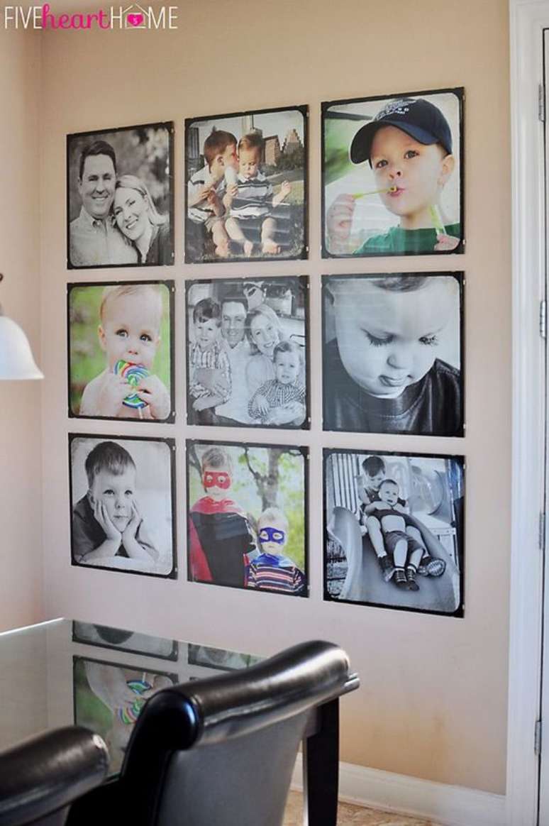48. Painel de fotos para sala de estar com foto dos filhos – Por: Five Heart Home