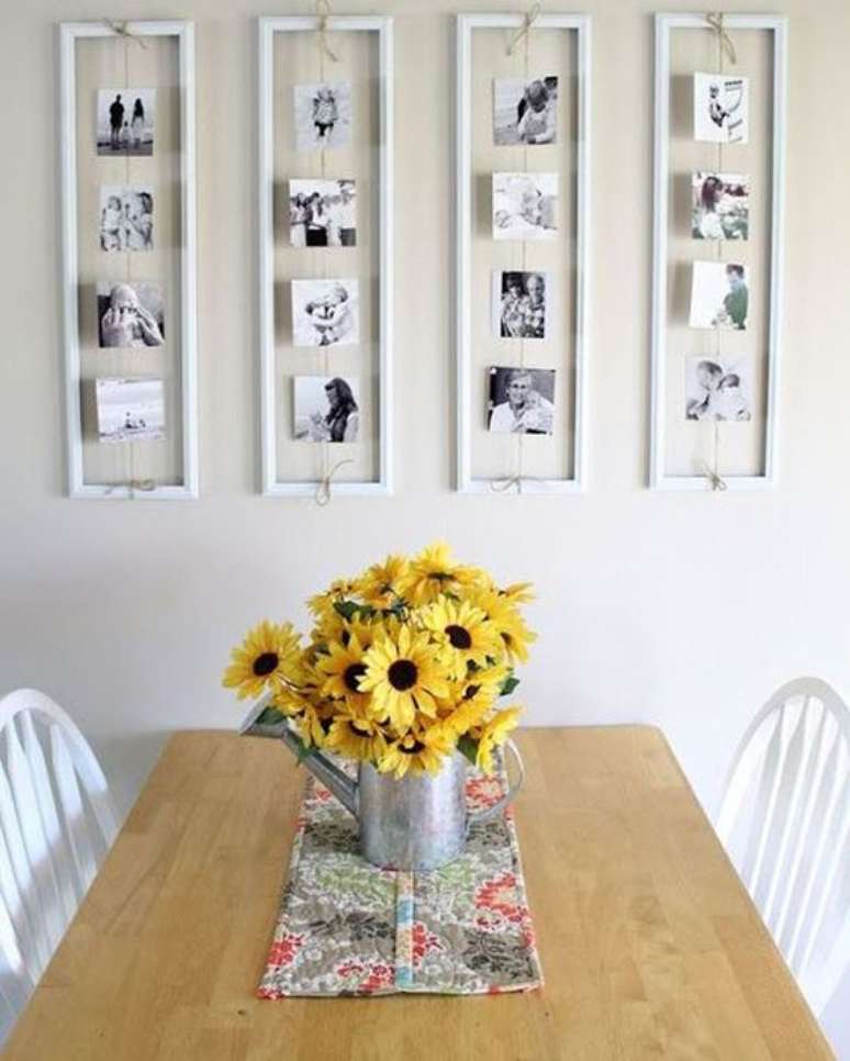 51. Painel de fotos para a sala de estar em preto e branco – Por: Pinterest