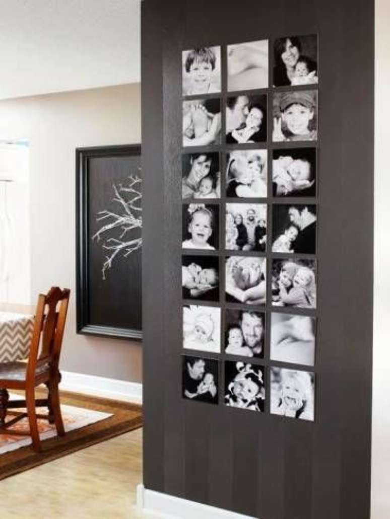 8. Painel de fotos em preto e branco no corredor de casa – Por: Casa e Construção