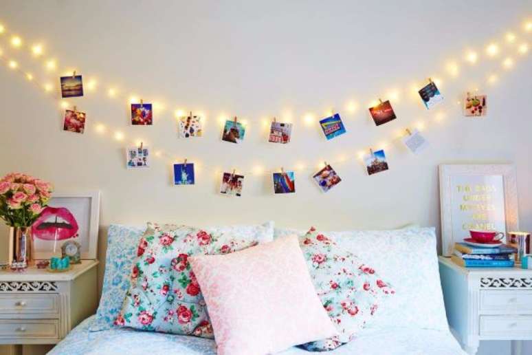 2. O painel de fotos para quarto fica ainda mais lindo com as luzes – Por: Pinterest