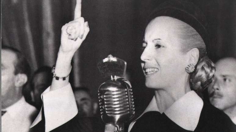 Evita em 1952; há quem diga que ela foi de esquerda e seu marido, de direita