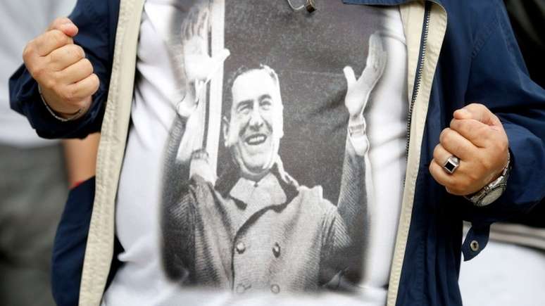 Em protesto recente contra Mauricio Macri, este eleitor usou uma camiseta com a imagem de Perón