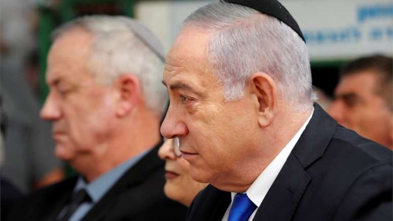 Netanyahu, com o adversário Benny Gantz ao fundo; partido de Gantz deve obter 33 cadeiras no Parlamento de Israel, contra 31 do Likud, segundo resultados preliminares
