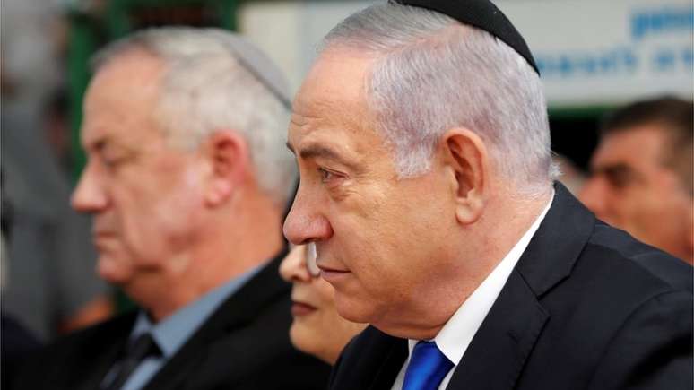 Netanyahu, com o advers&aacute;rio Benny Gantz ao fundo; partido de Gantz deve obter 33 cadeiras no Parlamento de Israel, contra 31 do Likud, segundo resultados preliminares