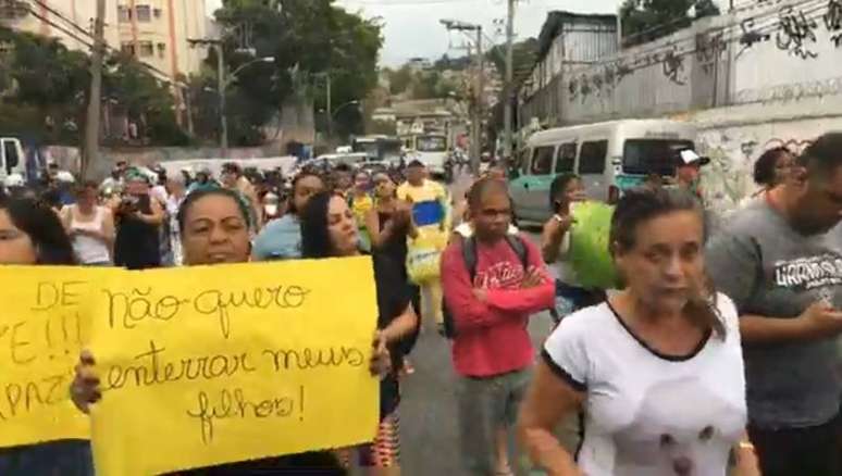 Moradores do complexo do Alemão protestam contra o assassinato de Agatha Felix, de oito anos, após uma ação da Polícia Militar na comunidade