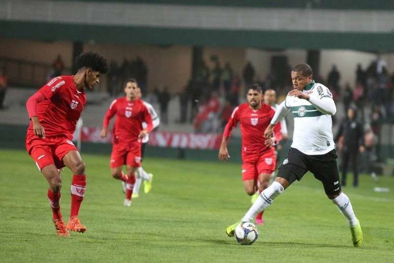 Equipe com melhor desempenho fora de casa na Série B do Campeonato Brasileiro, o CRB superou o Coritiba por 2 a 0 no Couto Pereira