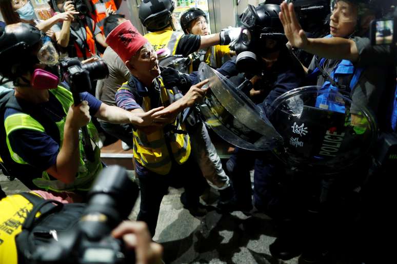 Manifestantes anti-governo enfrentam a polícia em Hong Kong. 21/9/2019. REUTERS/Jorge Silva