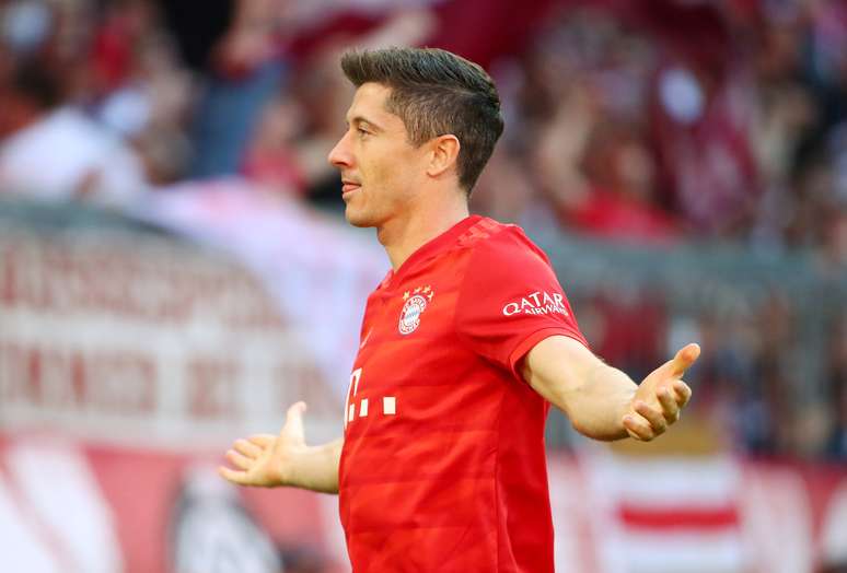 Robert Lewandowski comemora seu segundo gol na vitória do Bayern de Munique sobre o Colônia, por 4 X 0, pelo campeonato alemão. Allianz Arena, Munich, Alemanha. 21/9/2019  REUTERS/Michael Dalder 