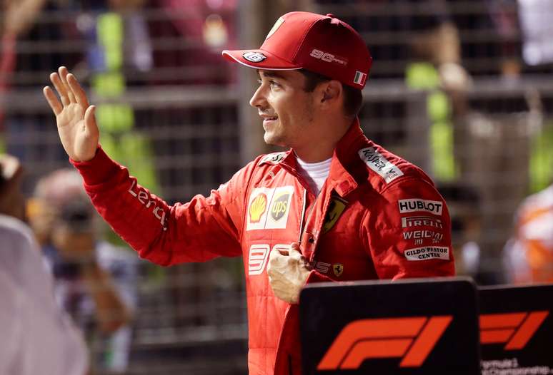 O piloto da Ferrari Charles Leclerc acena após conseguir a pole position para o Grande Prêjio de Cingapura. 21/9/2019    REUTERS/Feline Lim - 