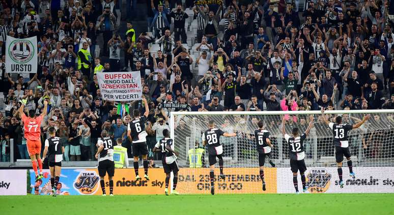 Jogadores da Juventus comemoram com a torcida após a vitória de virada sobre o Verona, em Turim. 21/9/2019  REUTERS/Massimo Pinca - RC1E4732CF50