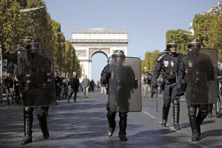 Polícia usa bombas de gás contra manifestantes em Paris