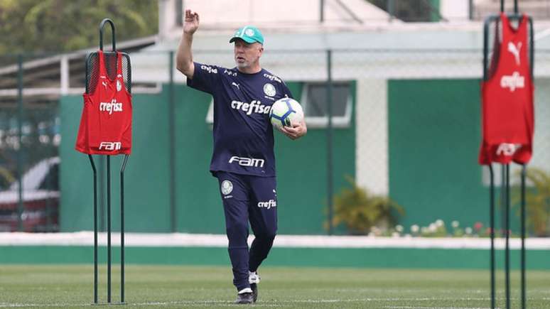 Mano Menezes tenta a terceira partida consecutiva sem sofrer gols pelo Palmeiras (Agência Palmeiras/Divulgação)