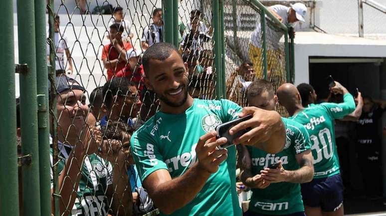 Vitor Hugo deu atenção aos torcedores depois do treinamento no Ceará (Cesar Greco/Agência Palmeiras/Divulgação)