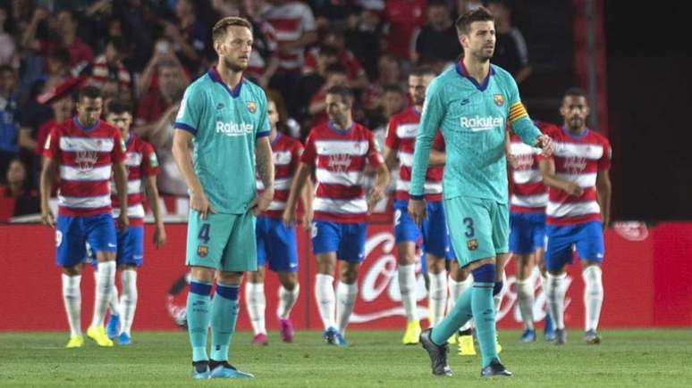 Jogadores do Barça mostram desânimo após segundo gol do Granada (Fonte: AFP)