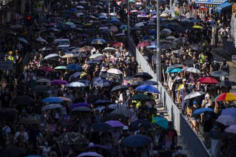 Hong Kong tem novo dia de protestos e confrontos