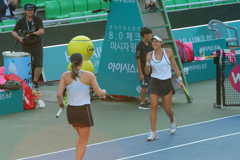 A paulista número 112 do mundo e a americana Hayley Carter superaram a dupla da brasileira Laura Pigossi e a chinesa Yafan Wang por 2 sets a 0 (Foto: Korea Open)