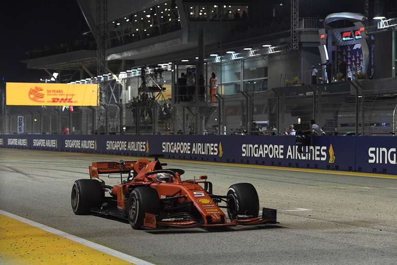 Vencedor de Singapura, Sebastian Vettel surpreso que sua estratégia de pit-stop tenha funcionado