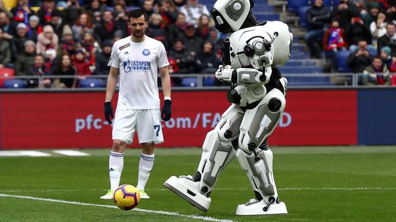Boris-Aloysha foi apresentado como um robô capaz de fazer movimentos, mas na verdade era um homem vestido de robô