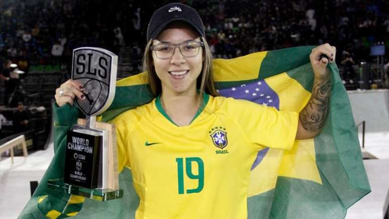 Esperança do Brasil em 2020, Pamela Rosa posa com o troféu de campeã e a bandeira do Brasil (Foto: Divulgação)