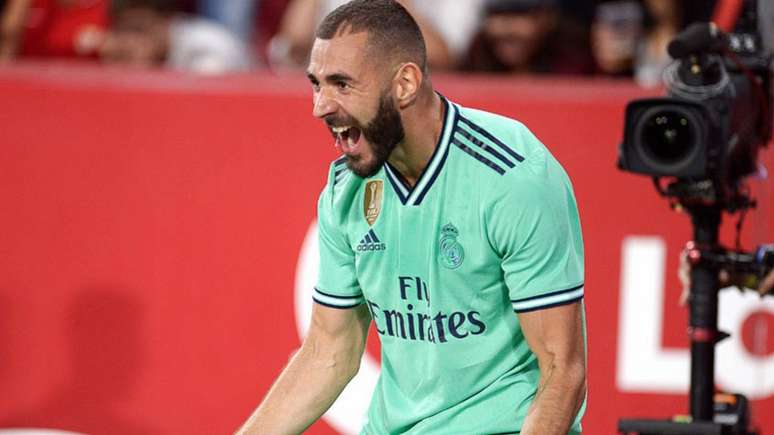 Benzema comemora o gol da vitória sobre o Sevilla (Foto: CRISTINA QUICLER / AFP)