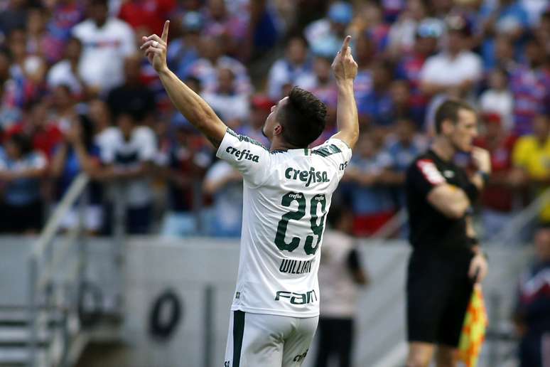 Willian, do Palmeiras, comemora o seu gol em partida contra o Fortaleza