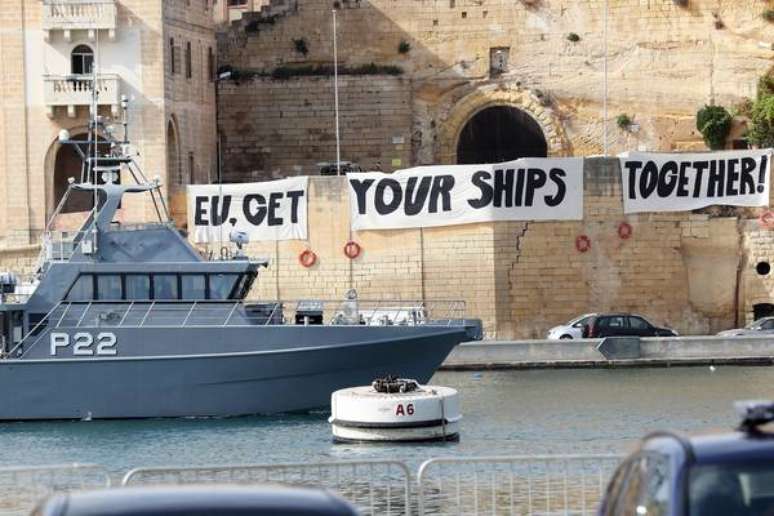 Faixa de protesto durante cúpula sobre migração em Malta