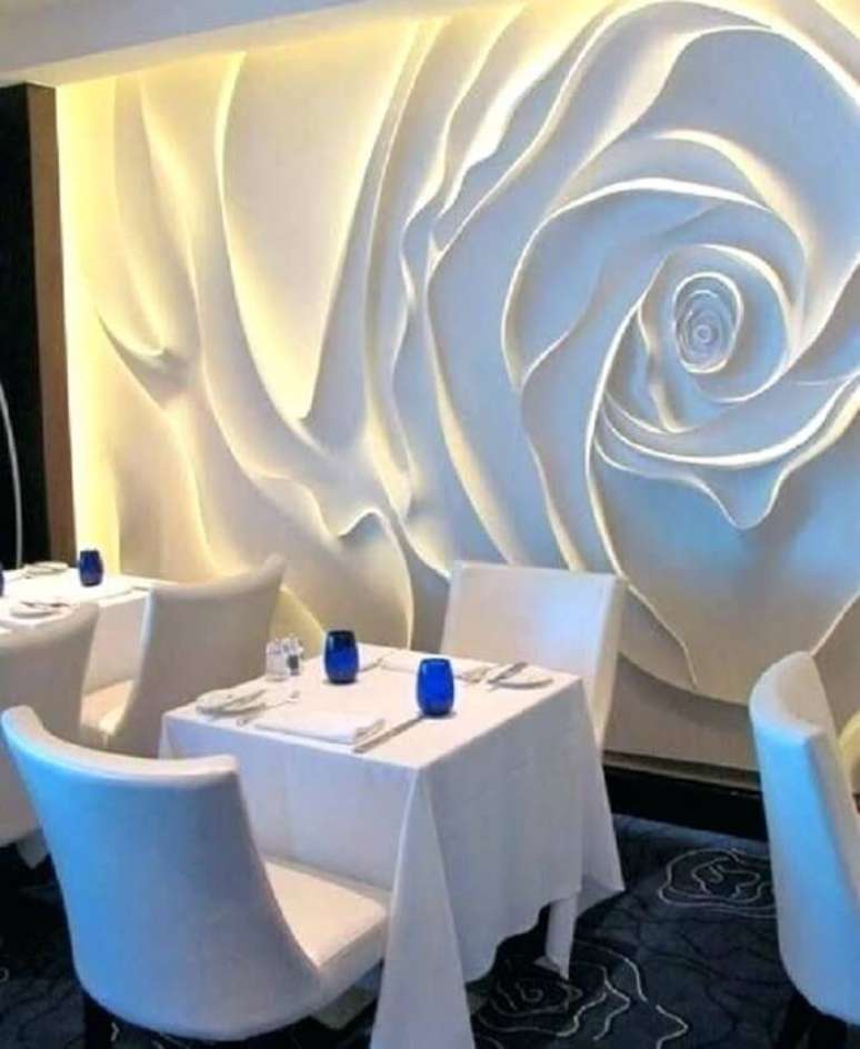 66. Restaurante com parede revestida com placa de gesso 3D em formato de rosa. Fonte: Pinterest