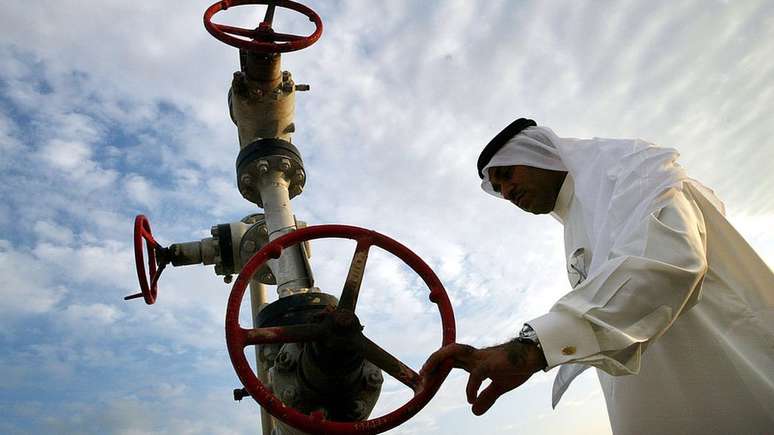 Com uma produção diária de 10 milhões de barris, a Aramco, empresa estatal controlada pela monarquia saudita, detém o título de maior petrolífera do mundo