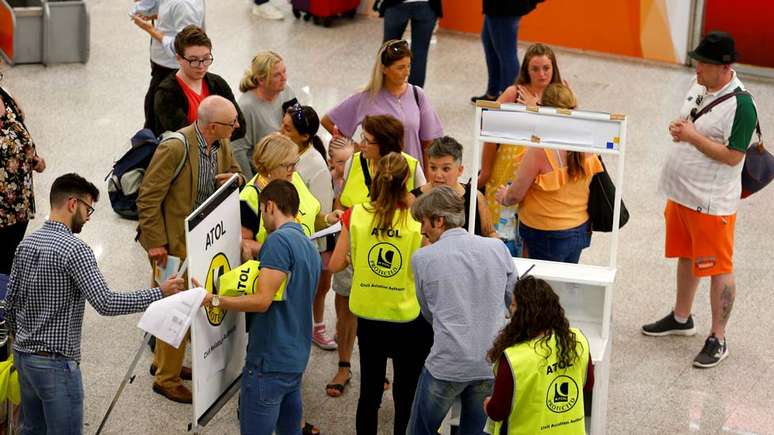 Passageiros no aeroporto de Maiorca, na Espanha: cerca de 150 mil britânicos precisarão ser repatriados nos próximos dias