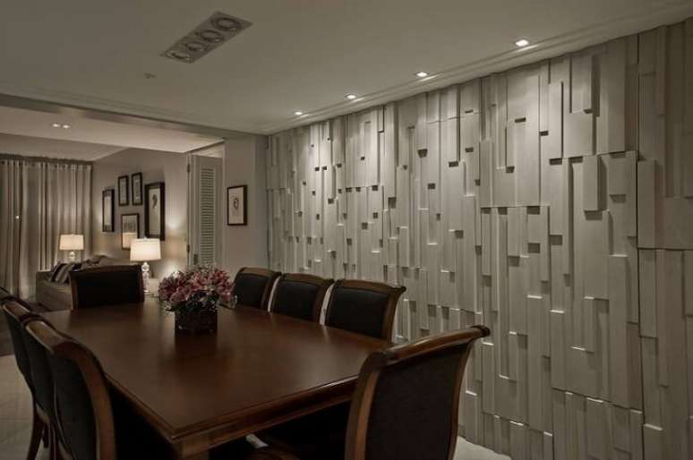 23. A parede revestida com placa de gesso 3D trouxe elegância e charme para a sala de jantar. Fonte: Pinterest