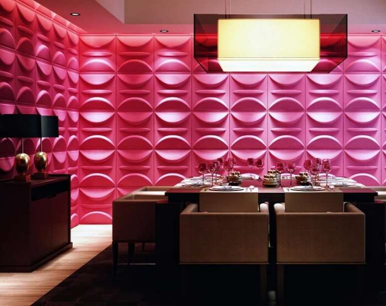 39. Decoração de sala de jantar ousada com parede revestida com placa de gesso 3D pink. Fonte: Pinterest
