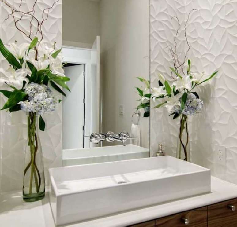 33. Banheiro com decoração delicada recebe acabamento com placa de gesso 3D. Fonte: Pinterest