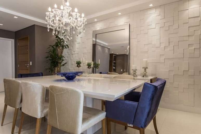 6. Sala de jantar com espelho grande e parede revestida com placa de gesso 3D. Fonte: Pinterest