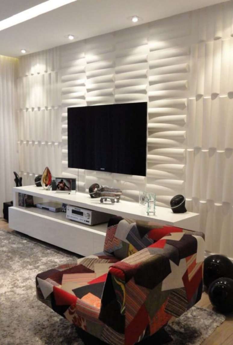 50. O painel da tv recebeu um revestimento sofisticado com placa de gesso 3D. Fonte: Pinterest