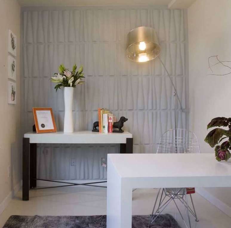 19. Traga textura para a área de home office incluindo placa de gesso 3D na parede. Fonte: Pinterest