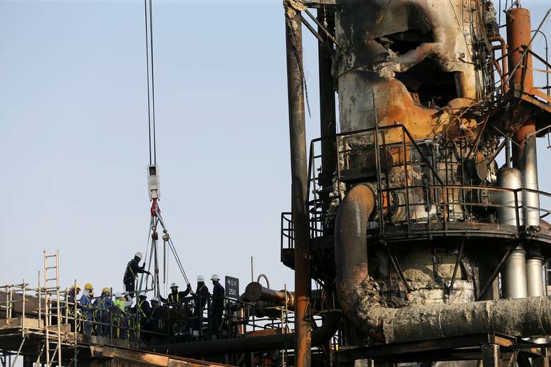Trabalhadores em instalação de petróleo danificada da Aramco, em Abqaiq, Arábia Saudita
20/09/2019
REUTERS/Hamad l Mohammed