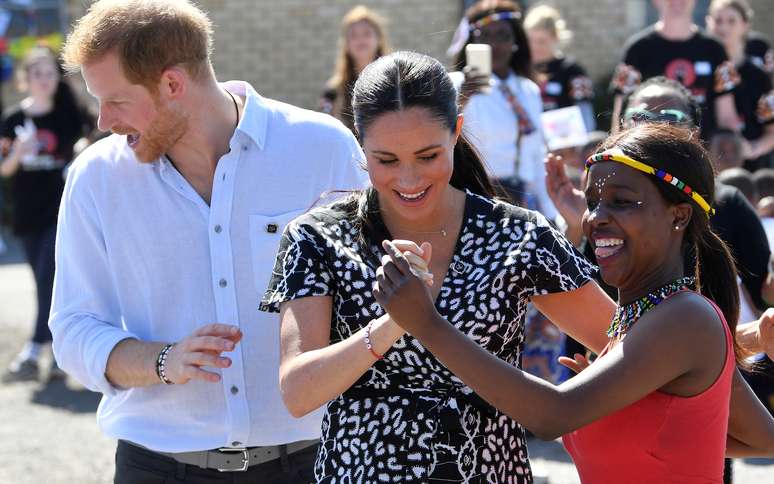 Príncipe Harry e Meghan dançam com moradora de uma favela perto da Cidade do Cabo durante viagem à África do Sul
23/09/2019
REUTERS/Toby Melville