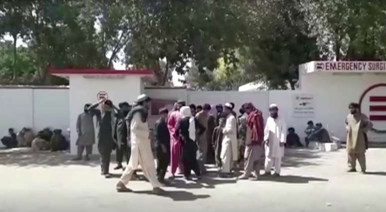 Familiares de vítimas atingidas durante festa de casamento esperam do lado de fora de um hospital em Helmand, no Afeganistão
23/09/2019
Reuters TV via REUTERS