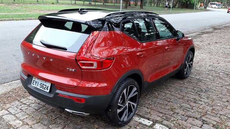 A coluna C é bem larga, para se diferenciar do Volvo XC60.