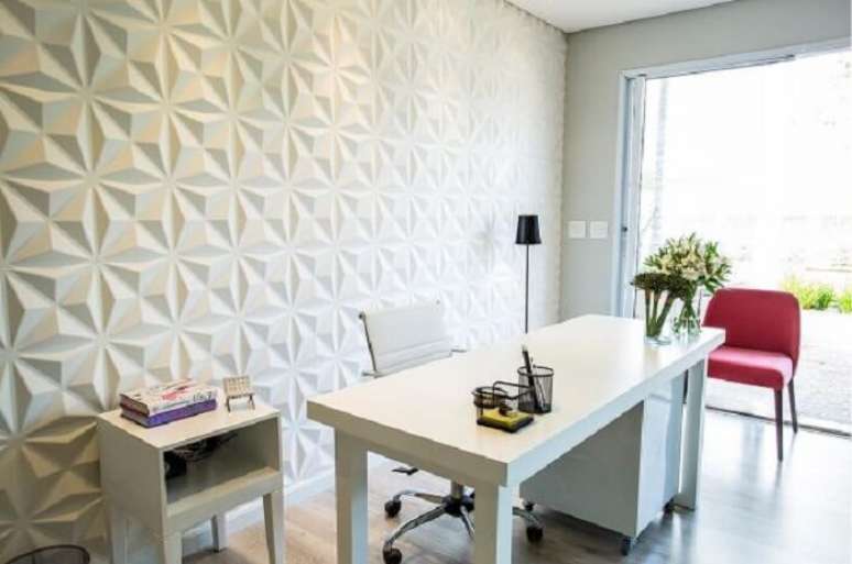 45. Home office clean com parede feita em placa de gesso 3D. Fonte: Pinterest