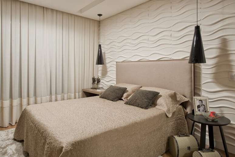 18. Quarto de casal com parede revestida com placa de gesso 3D ondulada. Fonte: Pinterest
