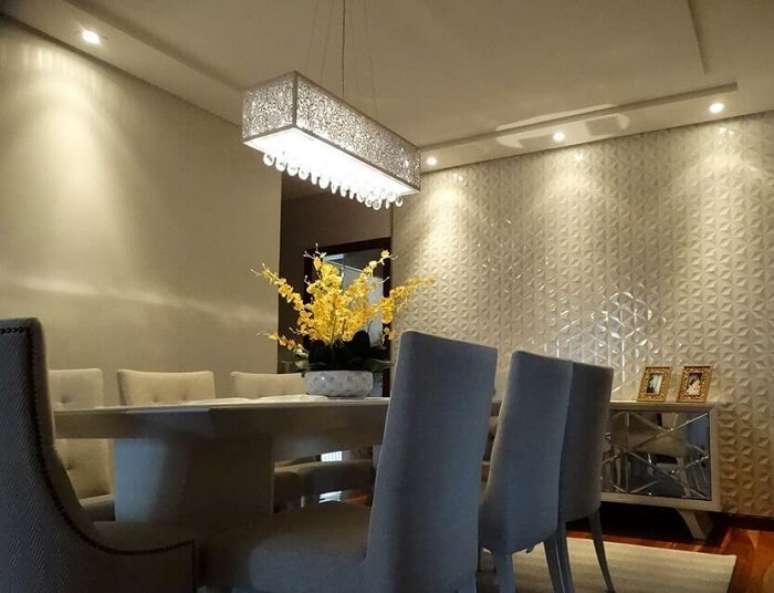 41. Destaque sua sala de jantar incluindo uma parede com placa de gesso 3D. Fonte: Criar Arquitetura & Interiores