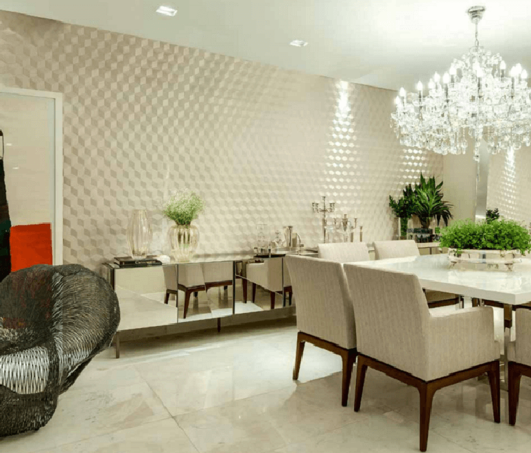 76. Sala de jantar com decora&ccedil;&atilde;o clean e parede com placa de gesso 3D e lustre de cristal. Fonte: Pinterest