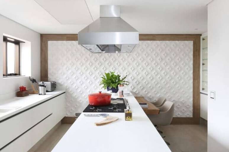 38. Cozinha clean com parede revestida com placa de gesso 3D. Fonte: Pinterest