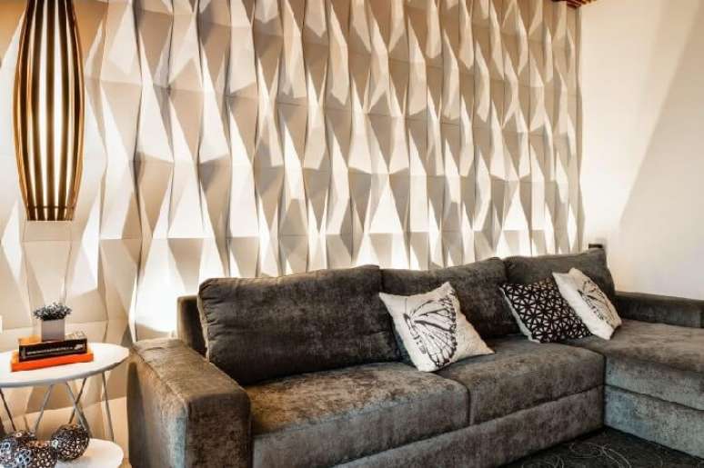 5. Sala de estar com parede revestida com placa de gesso 3D origami. Fonte: Pinterest