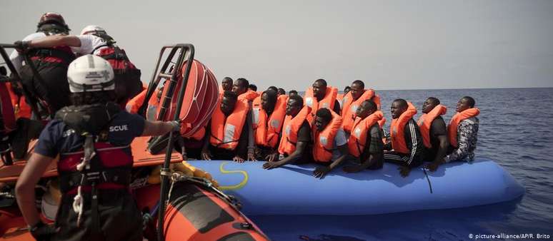 Refugiados são resgatados no Mar Mediterrâneo em setembro deste ano