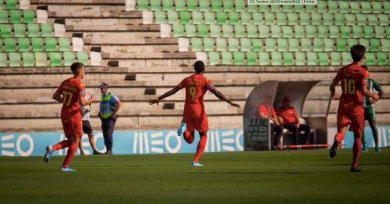 O camisa nove Denilson vem jogando bem no Tondela, de Portugal (Foto:Divulgação / Tondela)