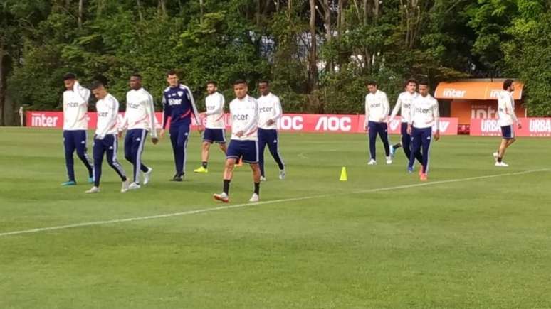 Apenas reservas treinaram com bola no gramado nesta segunda-feira no CT (Foto: Alexandre Guariglia/Lancepress)