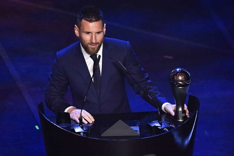 Messi ao lado do prêmio de melhor do mundo (Foto: AFP)